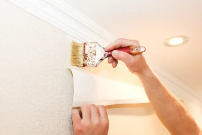 Pose de papier peint à Larche — revêtements muraux et toiles de verre